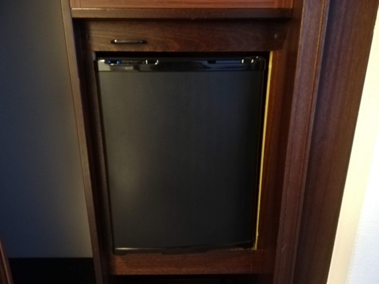 冷蔵庫(閉じた状態)1