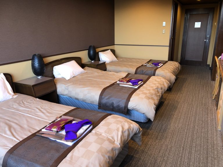 窓側からベッド