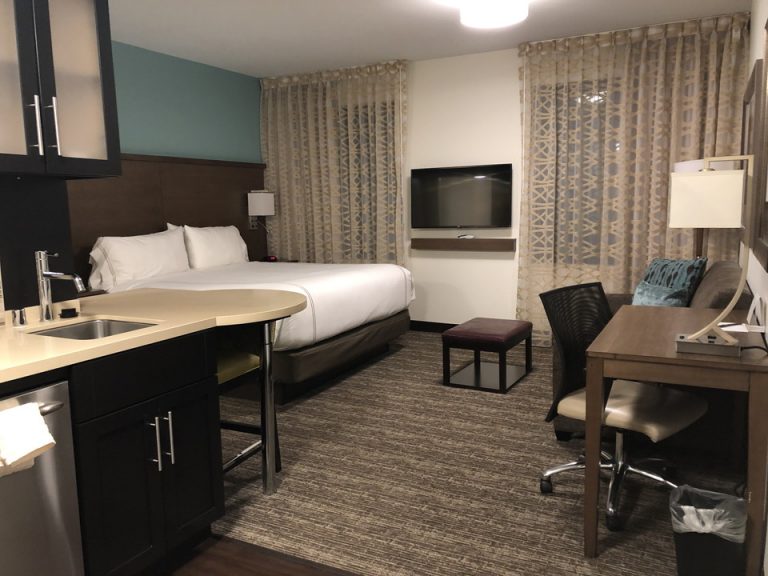 部屋はかなり広くダブルサイズのベッド、ソファ、勉強机、キッチンがあります