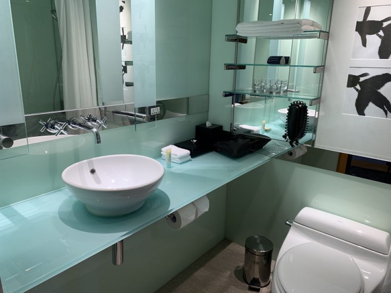 バスルーム入口から全景02