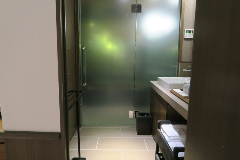 バスルーム入口から全景