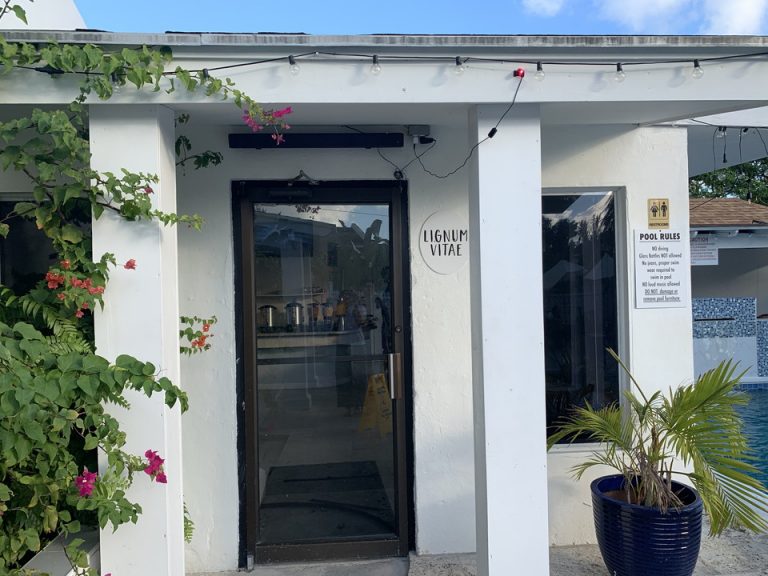 朝食会場の入口です。夜も中に入れるようでしたが、特にサービスは行っていませんでした。