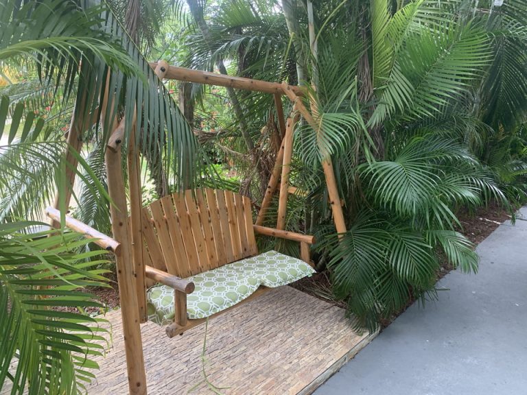 客室付近廊下。客室までの道のりにはブランコも。