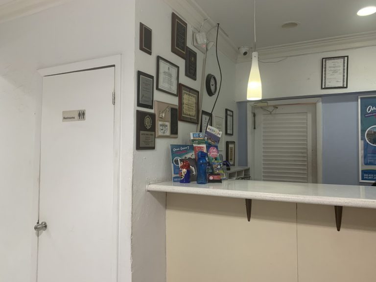 フロントカウンター。横にはトイレがありました。