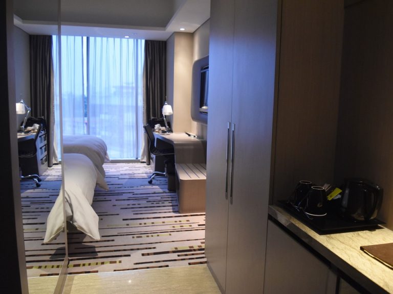 入り口から窓際方向