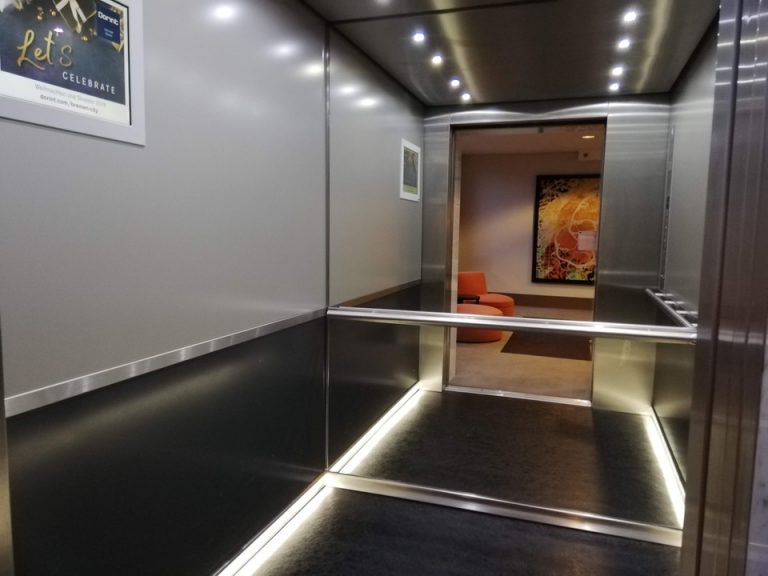 エレベーター内観2