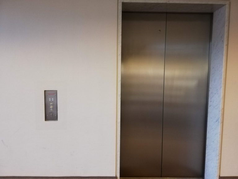 エレベーターホール客室階1