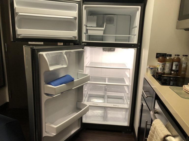 冷蔵庫には水を入れれる空のボトルが1つ入ってました