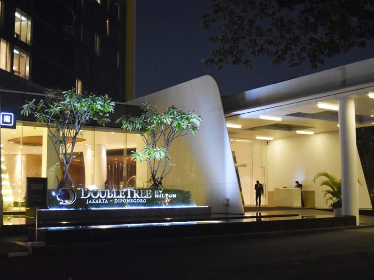 エントランス夜