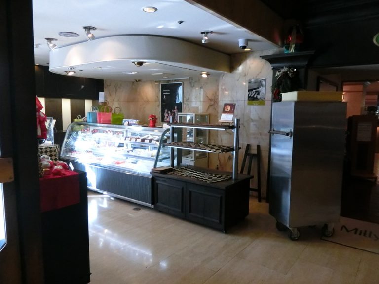 フロント横ケーキショップ(2)