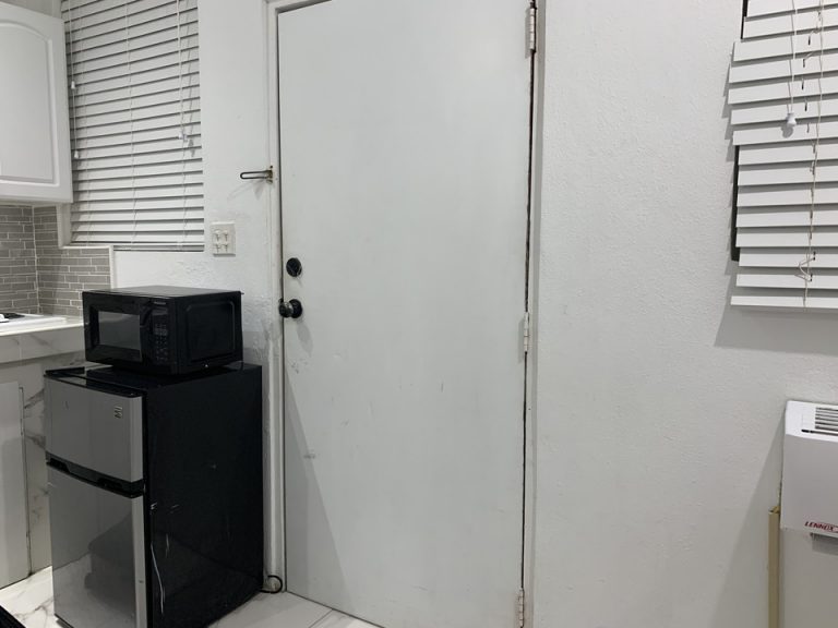 客室入口内観ドア。鍵が2つあるのは安心です。