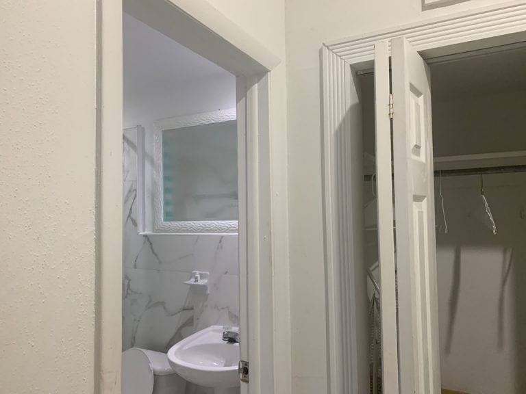 バスルーム入口から