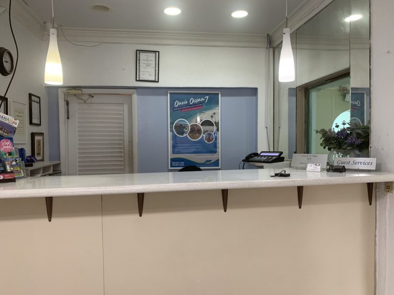 フロントカウンター。タクシーの手配もフロントでしてくれました。到着まで20分程かかるので、時間に余裕をもって手配してもらうのが良いと思います。