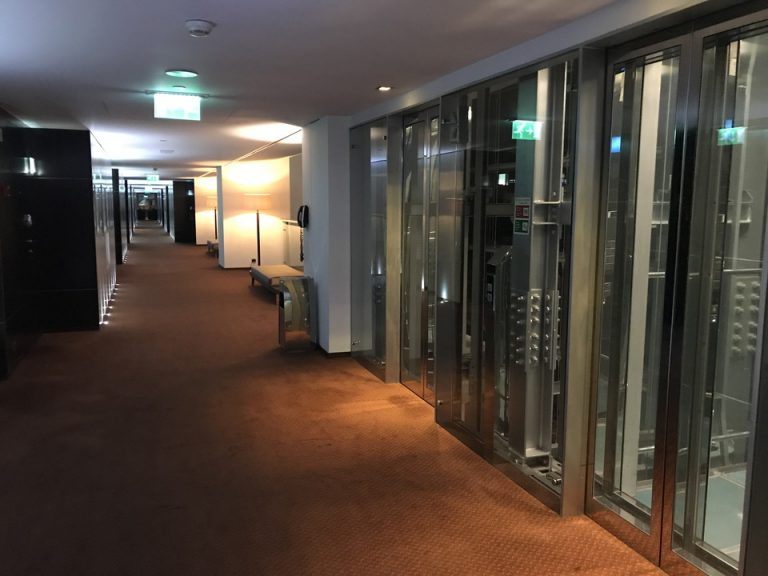 エレベーターホール付近4