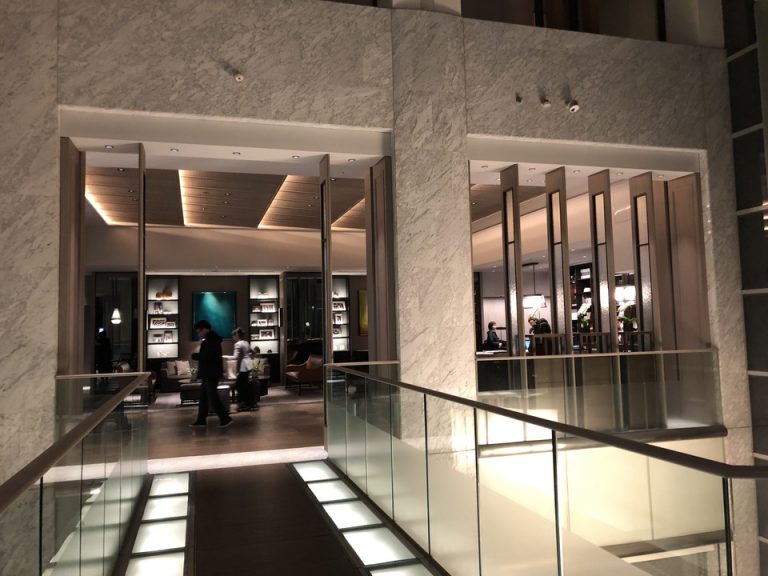 フロント階エレベーターホールから右手がフロントロビー