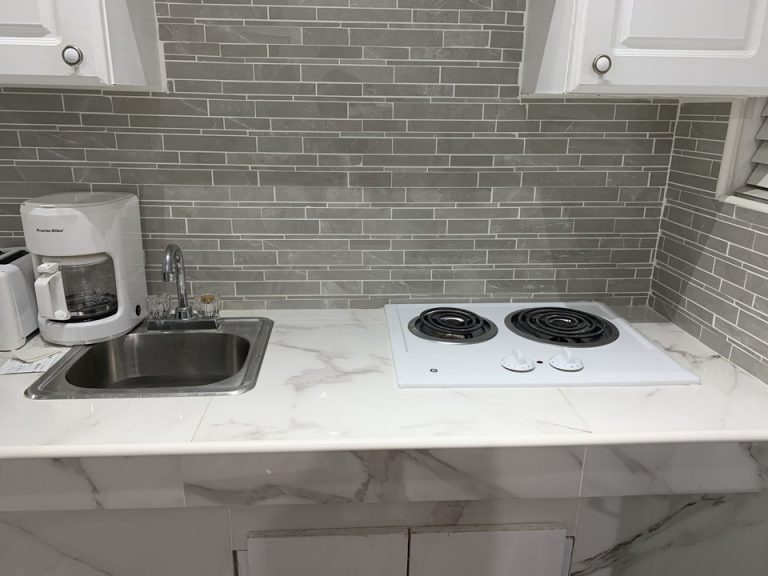 キッチン。ホテル周辺にスーパーマーケットがないのが残念ですが、周辺施設の閉店時間も早いので、安心感があります。