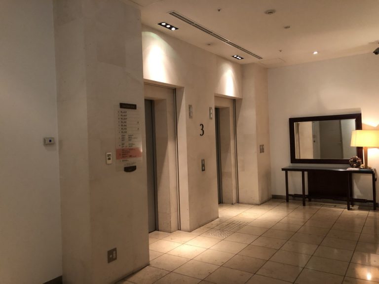 フロント階エレベーターホール