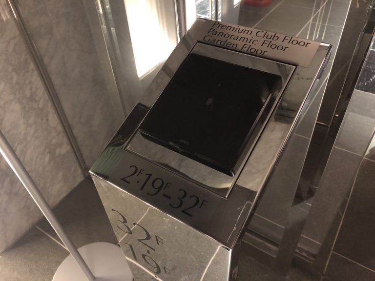 フロント階エレベーターホール