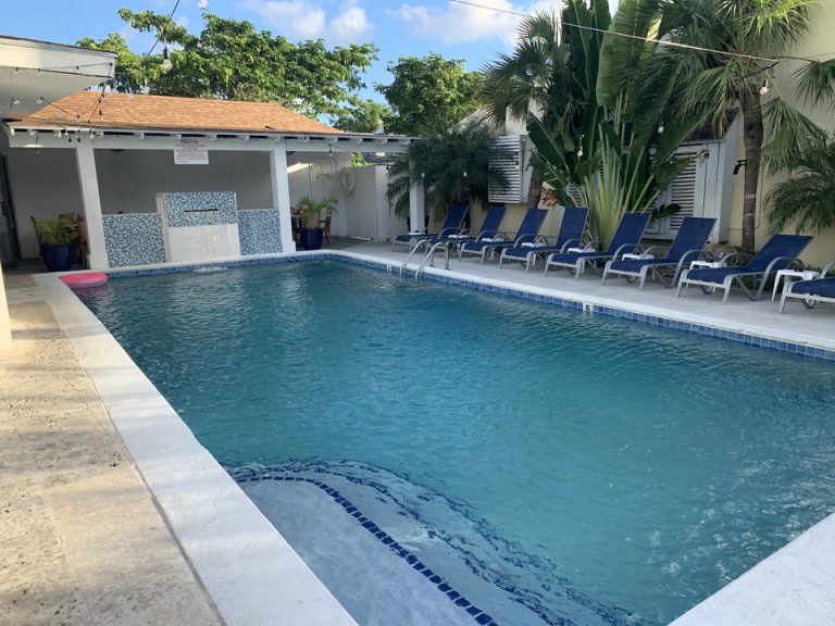 プール。更衣室やシャワー室はありません。1年を通して暖かい場所なのでとても気持ちよさそうです。