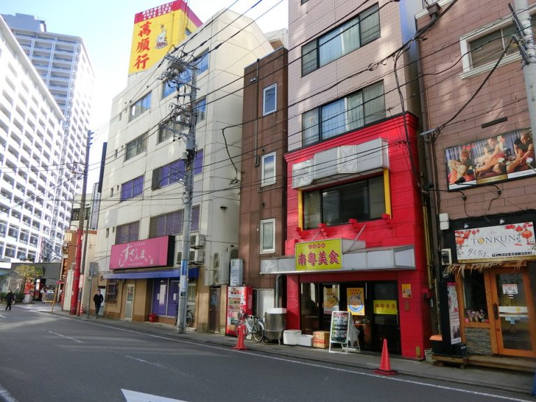 ホテル向かいの黄色い看板の店は「孤独のグルメ」に出たそうで行列があります