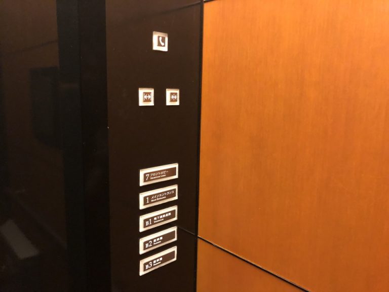 フロントまでのエレベーター内