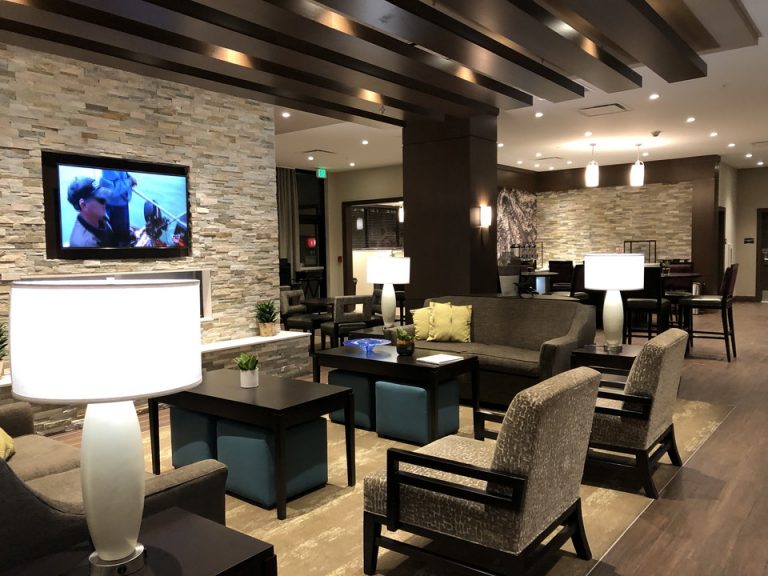 ロビーは広くてきれいです。大きなテレビもあります。