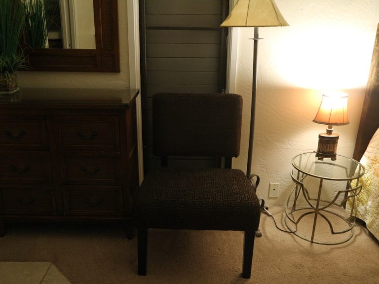 ベッド横にサイドデスクと椅子が置かれてます。