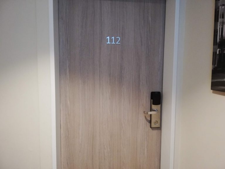 客先入口付近外観ドア