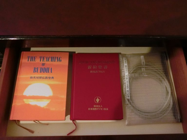テレビボード引き出し内聖書