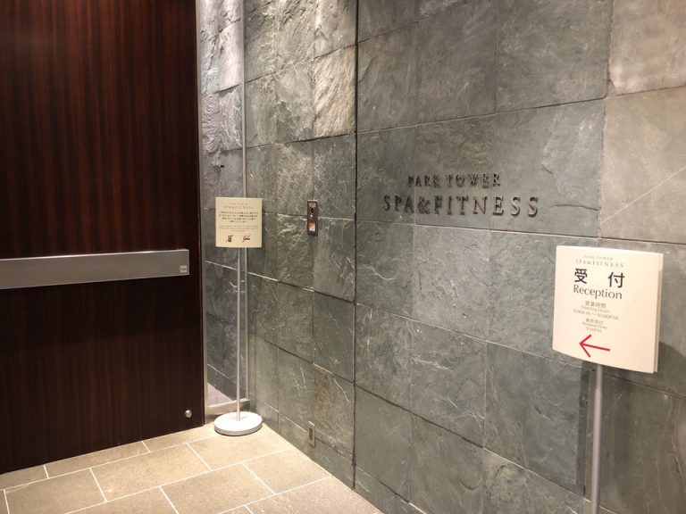 地下2F 会員制スポーツクラブの中にプールがあります