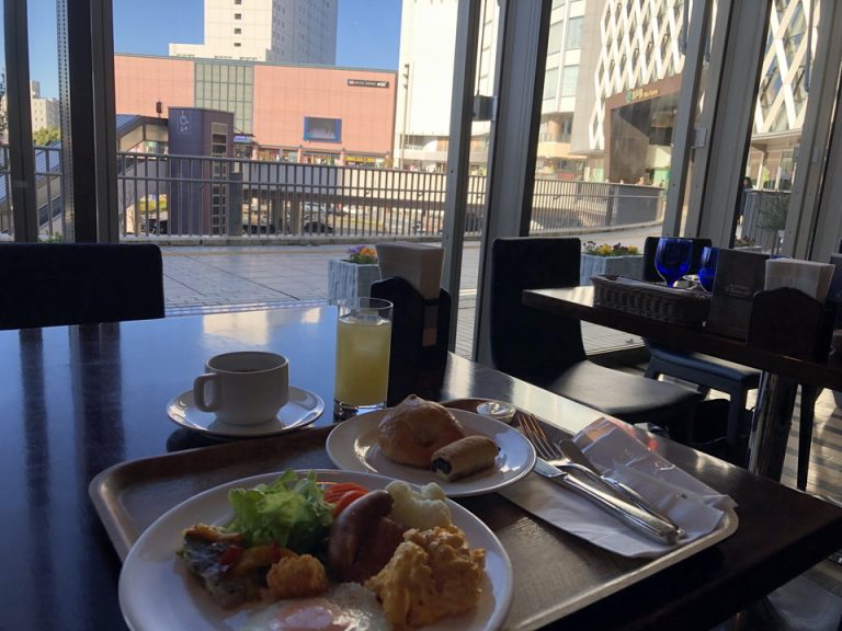 朝食 右側は駅です