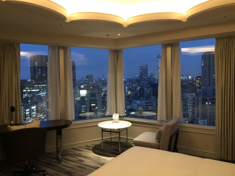 デスクとテーブル