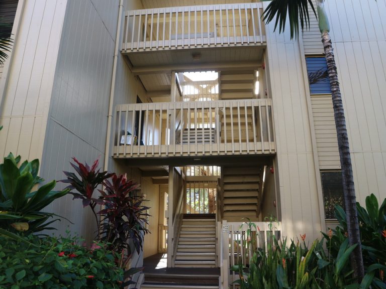 コンドミニアムにはエレベーターは無く階段で昇り降りする必要があります。