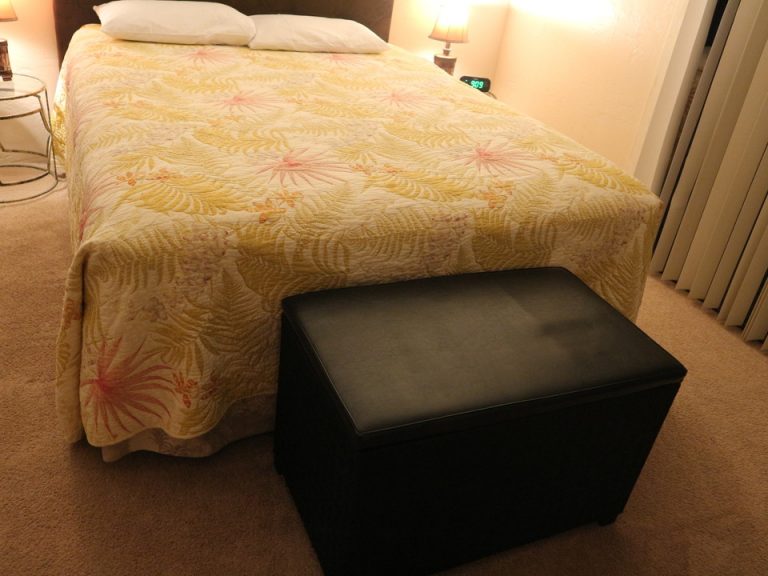 ベッド前に長椅子が置かれています