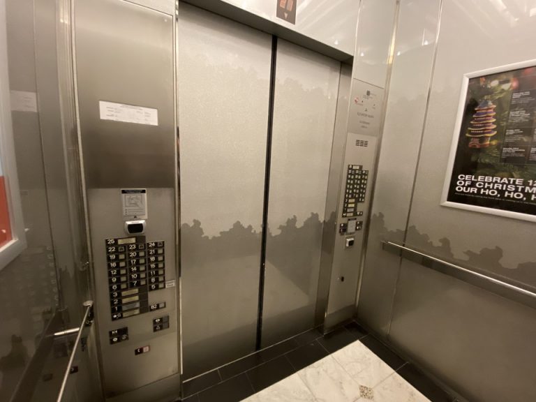 エレベータ―内部