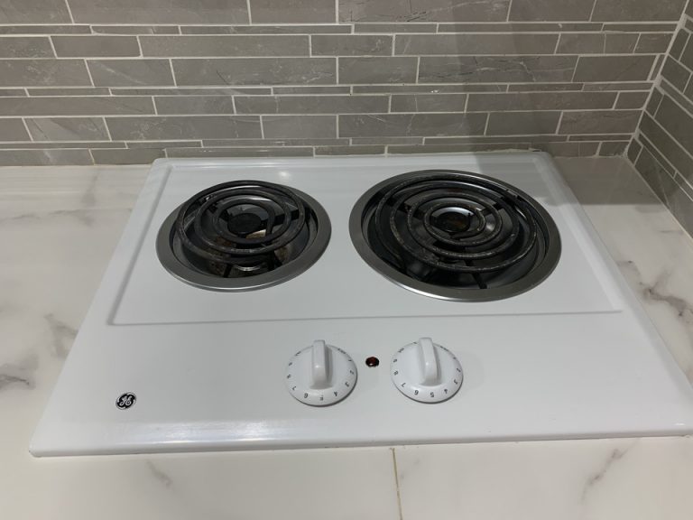 キッチン。ホテル周辺にスーパーマーケットがないのが残念ですが、周辺施設の閉店時間も早いので、安心感があります。(2)