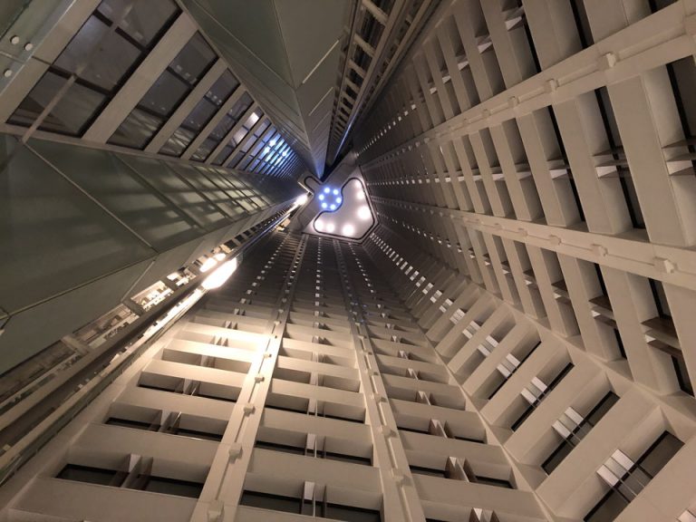 フロント階エレベーターホールから上を見上げる