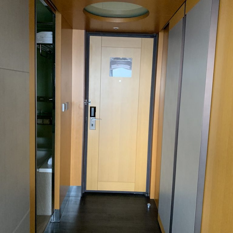 客室入口内観ドア