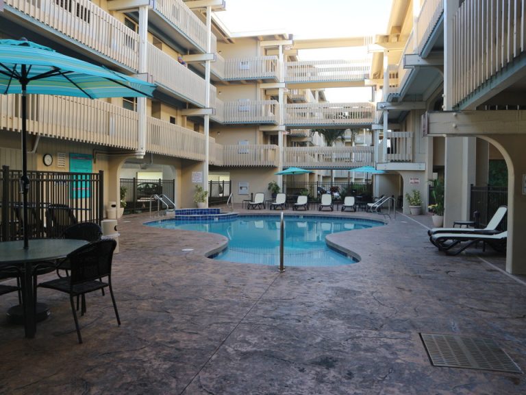 プールサイドにはパラソルとビーチチェアが設置されてます