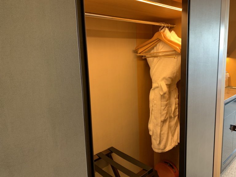 クローゼット外観(開けた状態)02