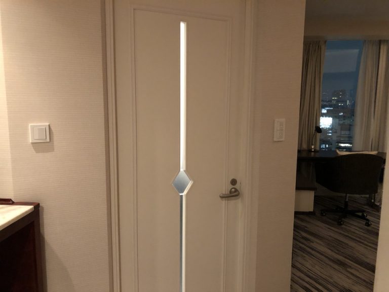 バスルーム入口ドア(2)