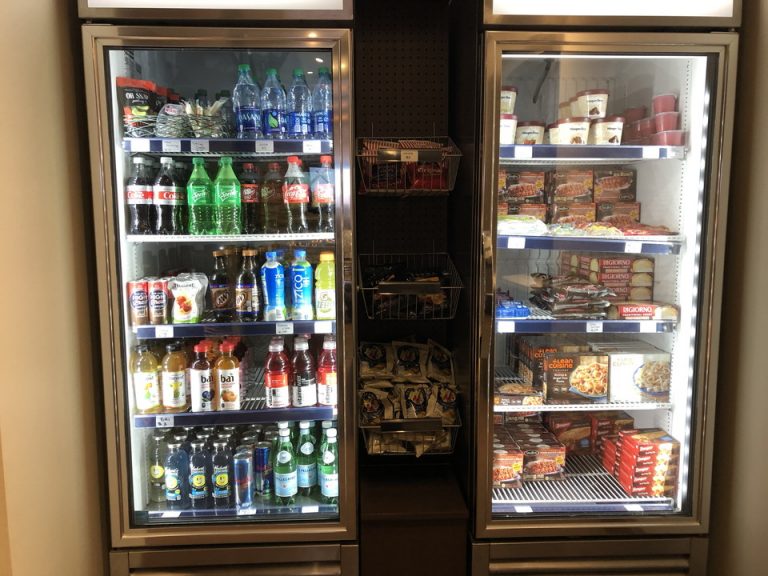 売店は高めですがいろいろな飲み物やお菓子が売ってます