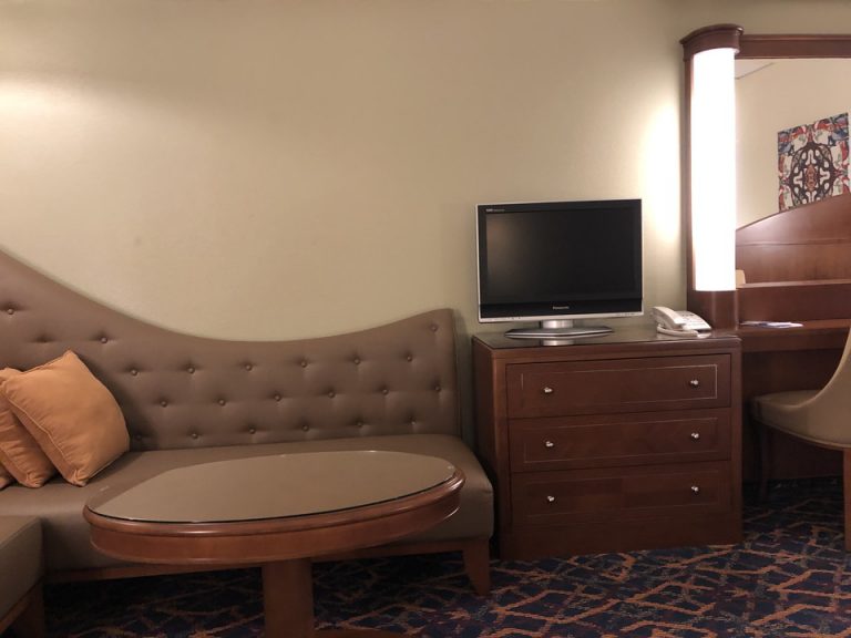 ベット方向からテレビ