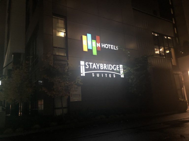 2個のホテルが同じ建物に入ってます