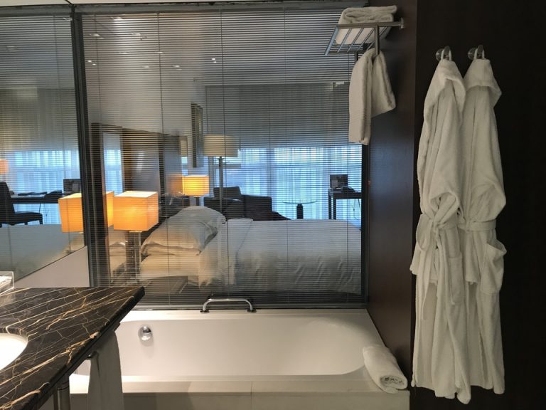 バスルームから部屋