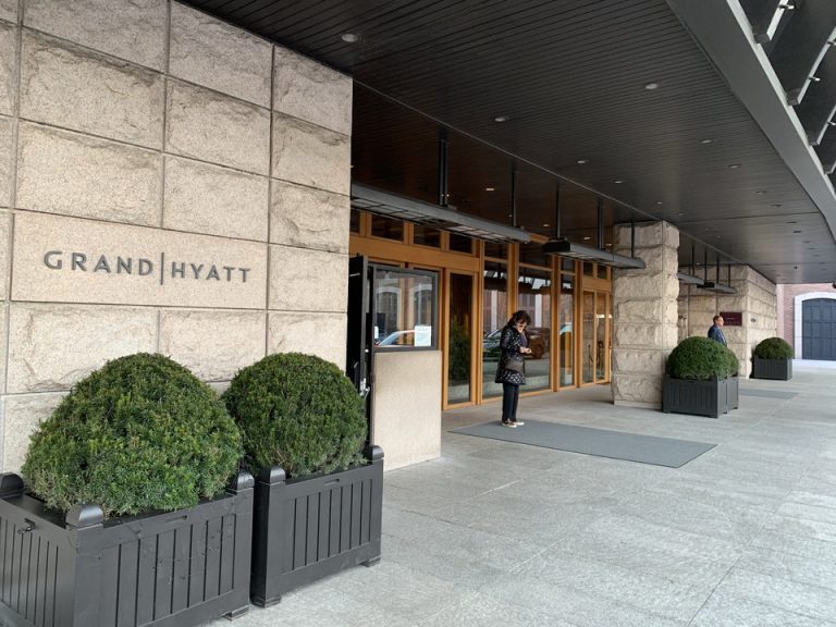 エントランス外観01