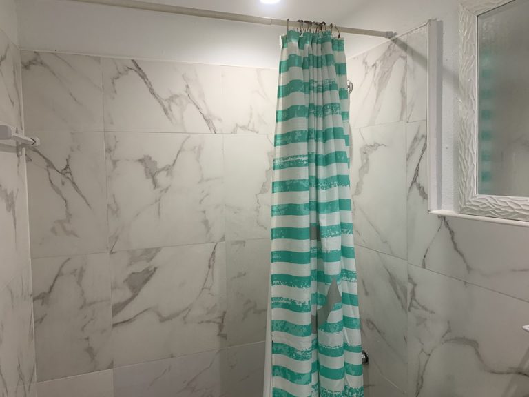 バスルーム。鏡の位置が高く、身長157㎝の私は何も見えませんでした。