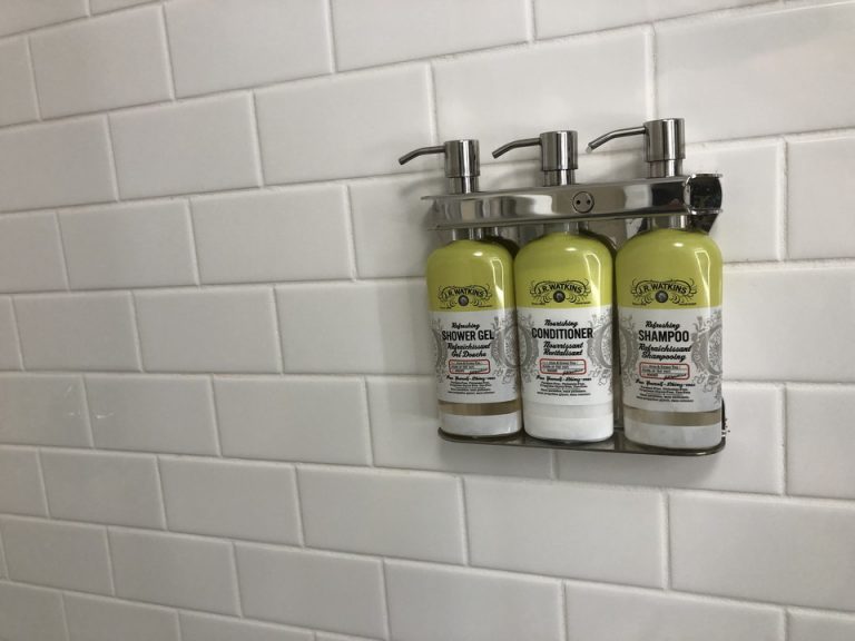 かわいいシャンプー、コンディショナー、シャワージェルが備え付けてあります。髪の毛サラサラになります。