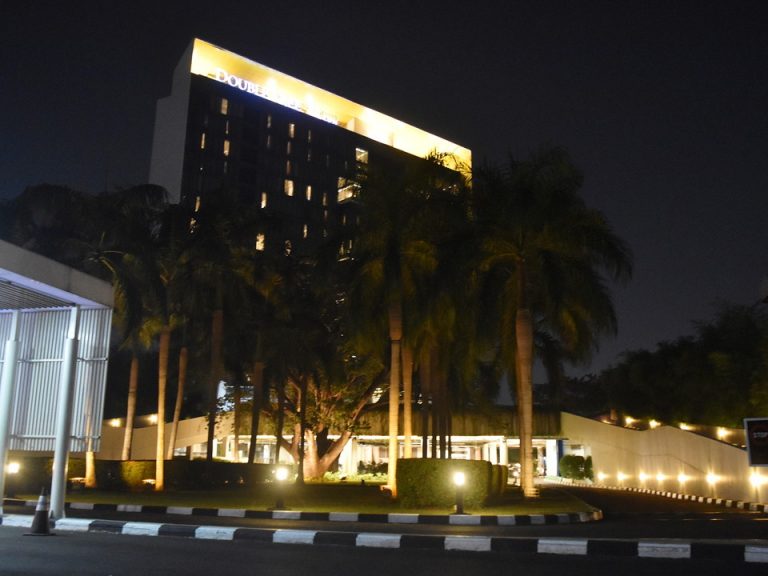 ホテル全景夜02