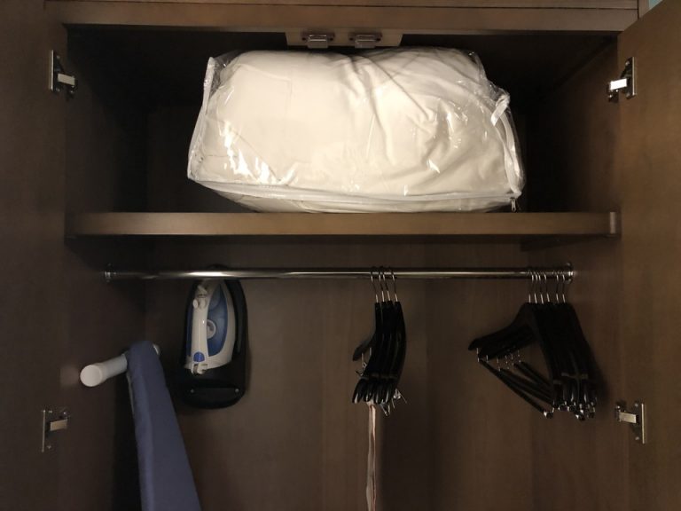 クローゼットの中には予備の布団も入ってます